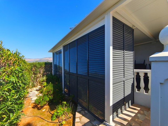 Pergola side enclosure with adjustable Majorcan-type slats