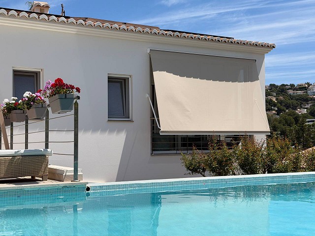 Auvent vertical pour la protection solaire