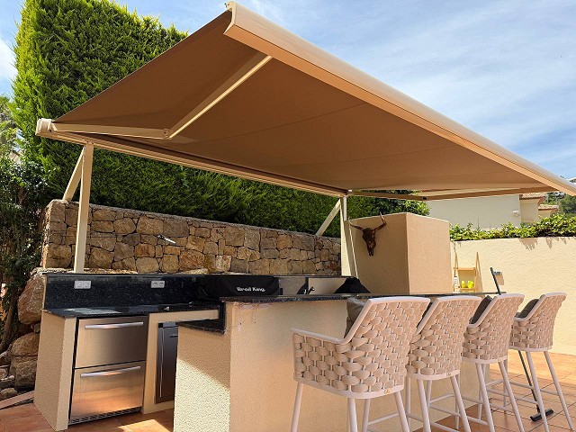 Installatie van luifel voor barbecueplaats
