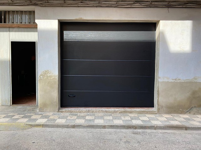 Puerta seccional en color negro mate