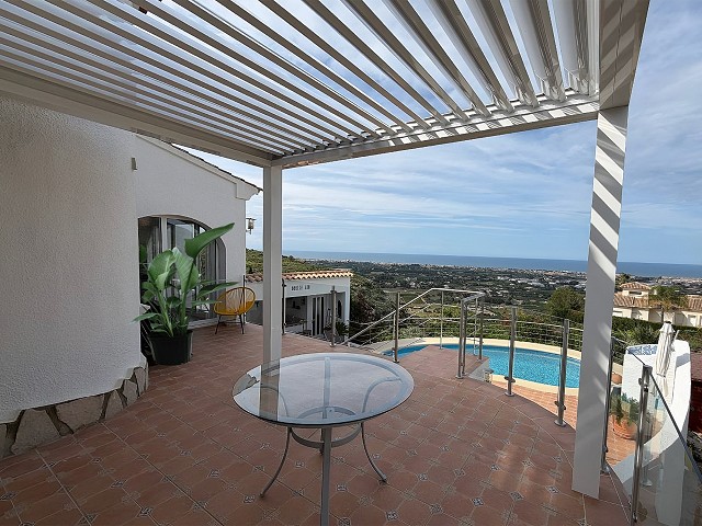 Wir verwandeln eine Terrasse in Denia in einen exklusiven, funktionalen und lichtdurchfluteten Raum.