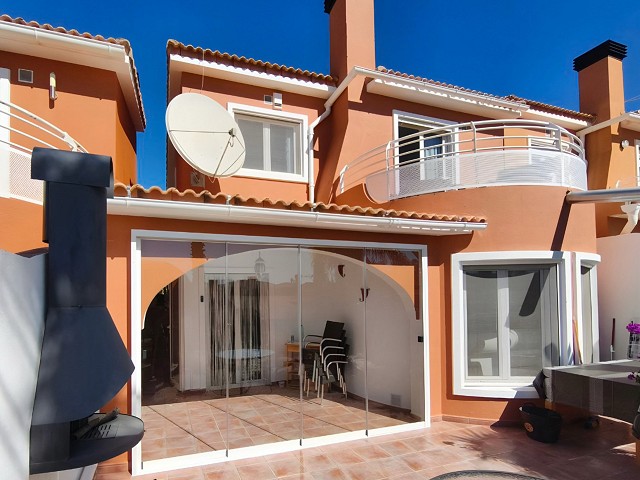 Outdoor terrace transformed into a functional and protected space thanks to a glass enclosure