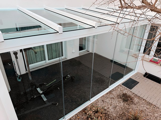 Structure that combines Glass Curtains with a Glass ceiling creating a training space.
