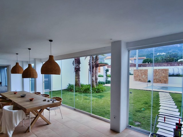 Système de rideaux de verre à ouverture totale pour terrasses