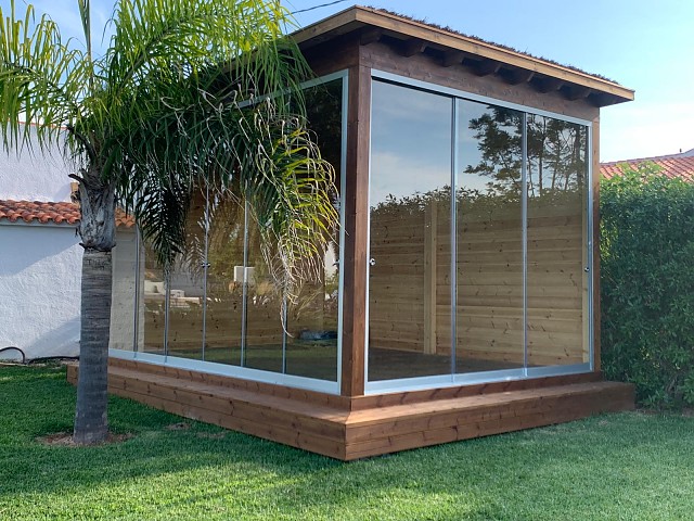 Sliding glass enclosure without vertical profiles