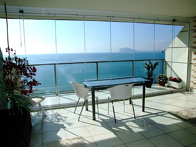 Glasvorhänge zum Verschließen der Terrasse in einem Haus in Calpe