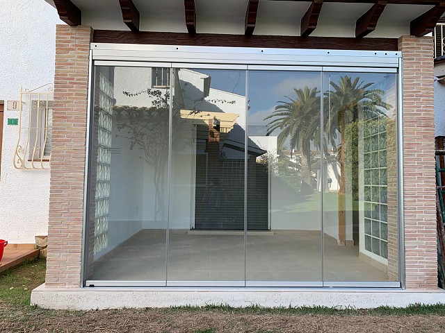 Glass curtain with silver anodized profiles