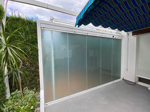 Terrassenaufteilung mit Glasvorhang