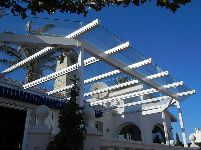 Aluminum structure with fixed glass roof in Denia