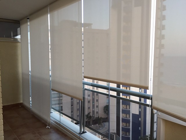 Sun protection with roller blinds