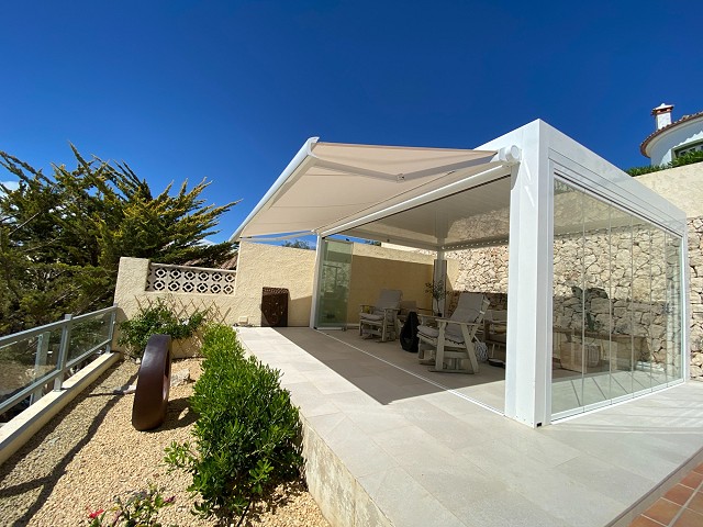 Glass curtain in combination with awnings for a porch in Moraira