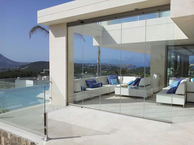 How glass curtains fit into a modern house
