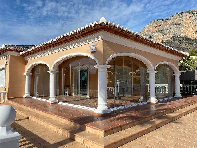 Enclosure without vertical profiles in Javea, Costa Blanca