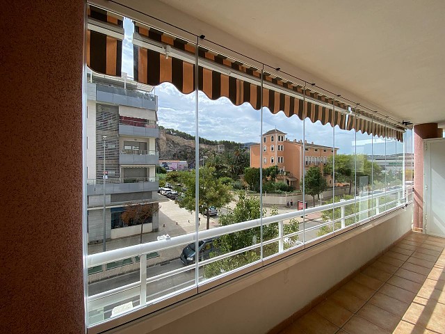 Balkon mit Glasvorhang in Denia