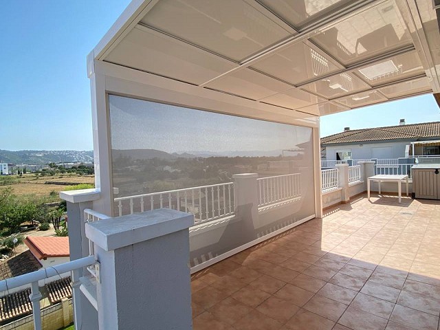 Techo móvil y screen lateral para un ático en Denia