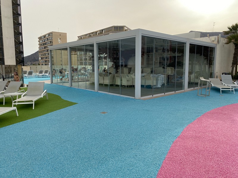 Experiencia panorámica: Cortina de cristal para el pool bar del  hotel Suitopia en Calpe